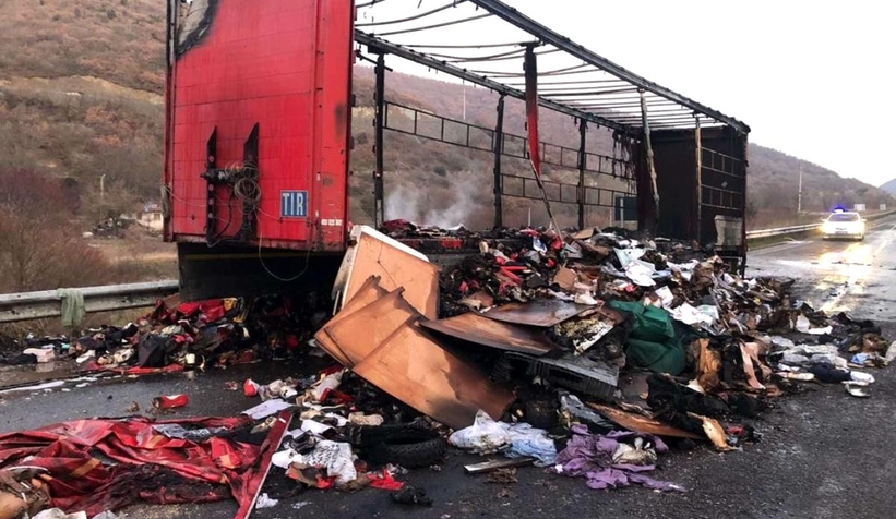 7 ton giysi ve ayakkabı kül oldu