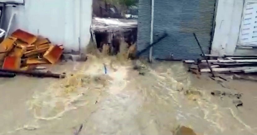 70 bin civcivin bulunduğu çiftliği su bastı