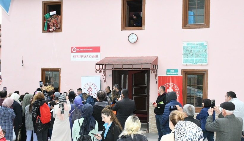 700 yıllık geleneğini yaşatmak için minareden şeker sarkıttılar