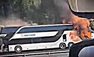 74-yolcusu-olan-cift-katli-otobus-alev-alev-yandiullxvxdpbu