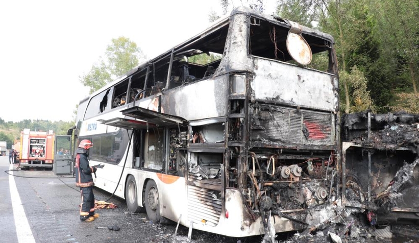 74-yolcusu-olan-cift-katli-otobus-alev-alev-yandiullxvxdpbu