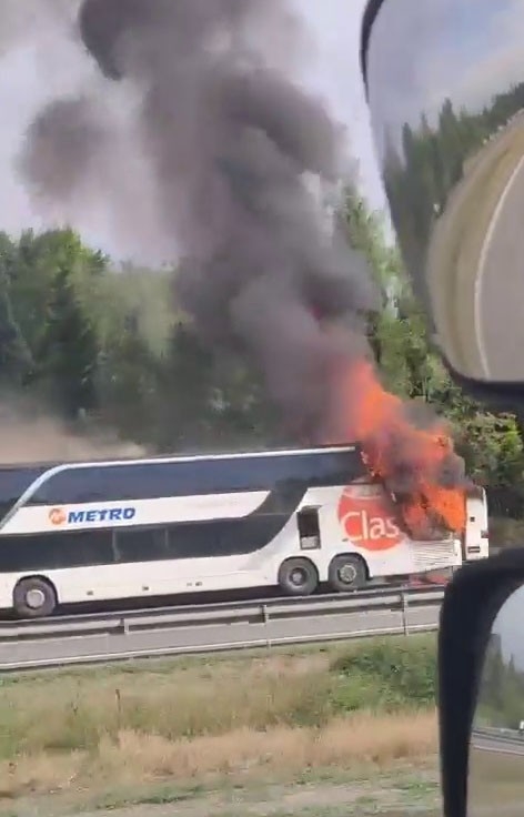 74-yolcusu-olan-cift-katli-otobus-alev-alev-yandiullxvxdpbu