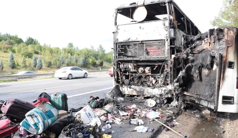 74-yolcusu-olan-cift-katli-otobus-alev-alev-yandiullxvxdpbu