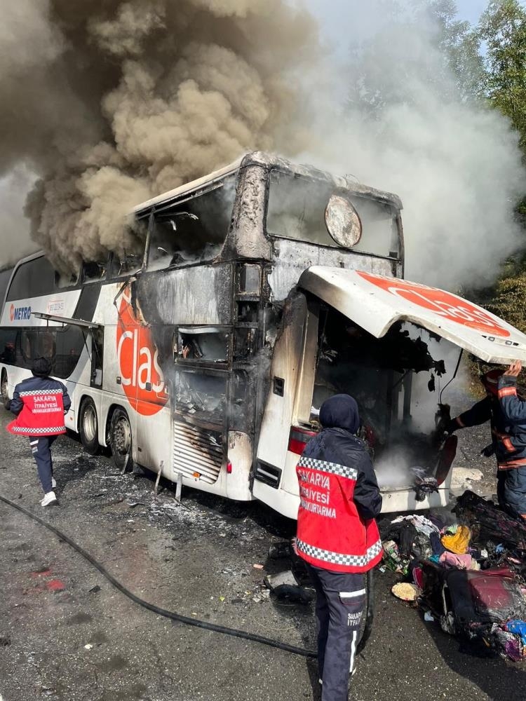 74-yolcusu-olan-cift-katli-otobus-alev-alev-yandiullxvxdpbu