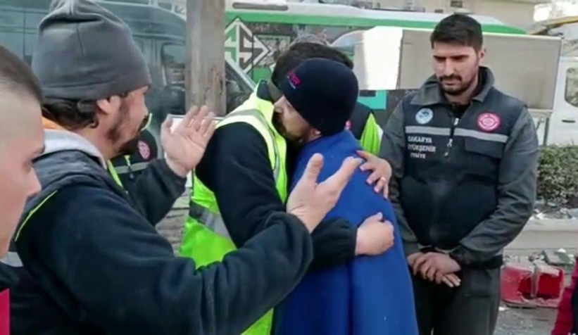 88'nci saatte kendini kurtaran Sakarya ekibine böyle sarıldı