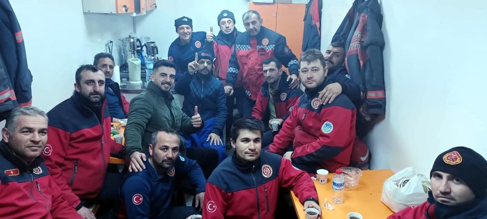 88'nci saatte kendini kurtaran Sakarya ekibine böyle sarıldı