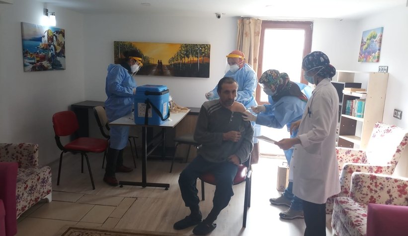 90 yaş üstüne aşılama başladı