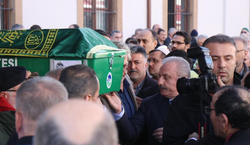 93 yaşında hayatını kaybeden eski milletvekili toparağa verildi