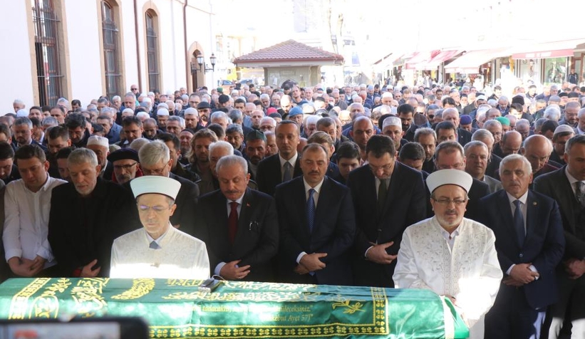 93 yaşında hayatını kaybeden eski milletvekili toparağa verildi