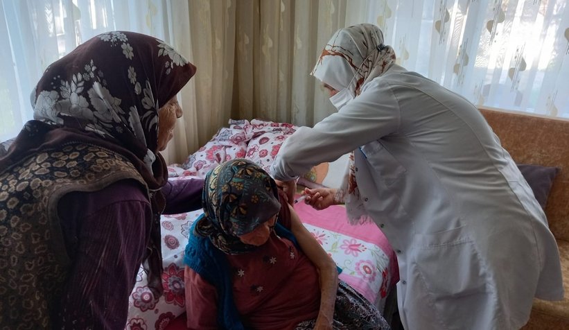 97 yaşındaki Havva ninenin aşısı evinde yapıldı