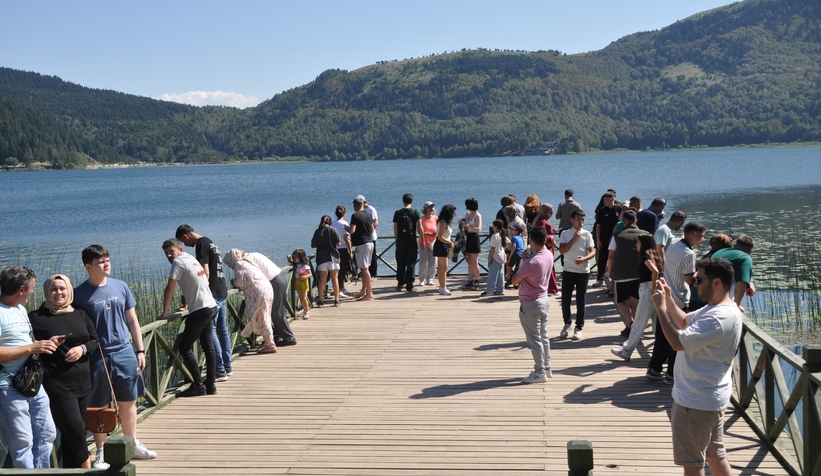 Abant Gölü Milli Parkı'nda bayram yoğunluğu