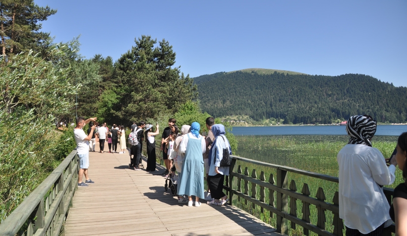 Abant Gölü Milli Parkı'nda bayram yoğunluğu