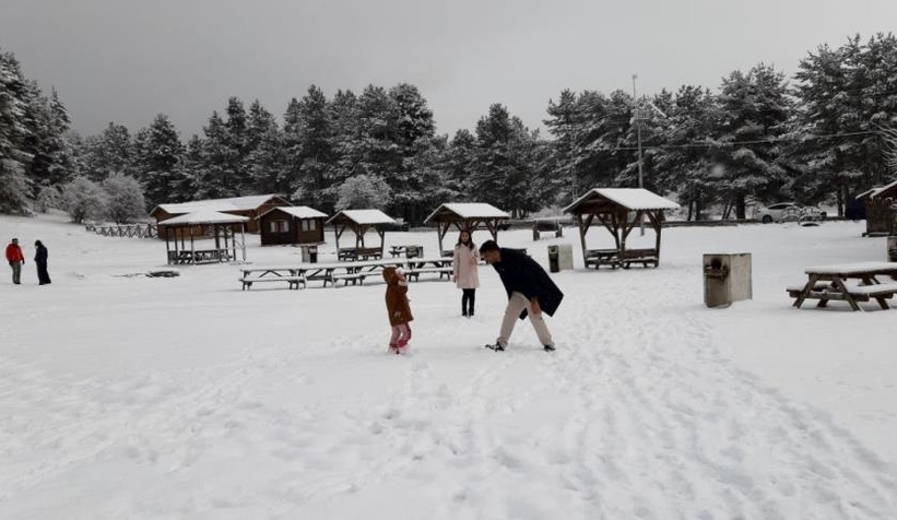 Abant karla şenlendi, doğaseverlerin akınına uğradı