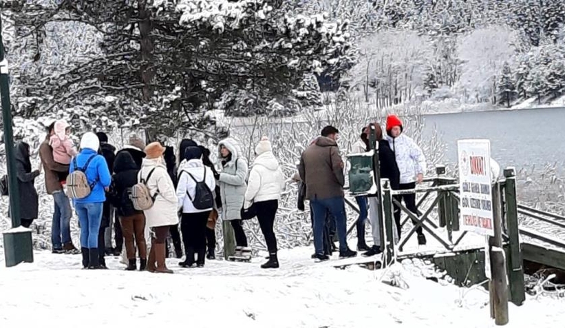 Abant karla şenlendi, doğaseverlerin akınına uğradı