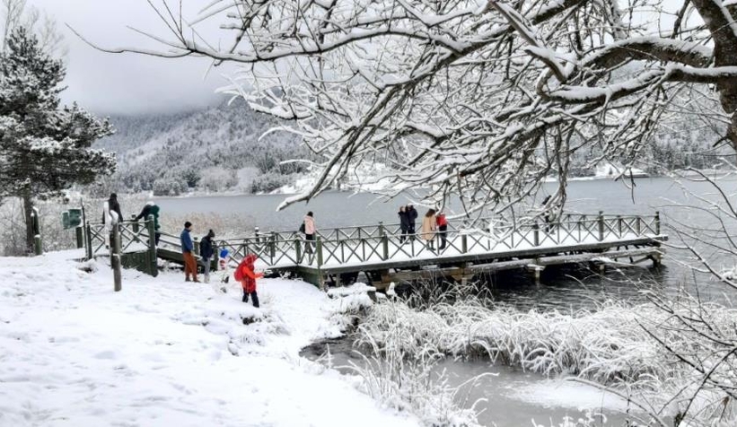 Abant karla şenlendi, doğaseverlerin akınına uğradı