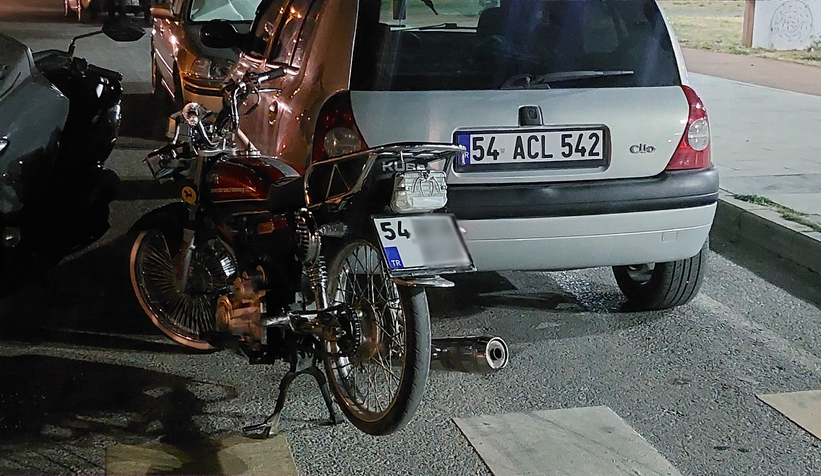 Abart egzozlu motosikletli ehliyetsiz çıktı