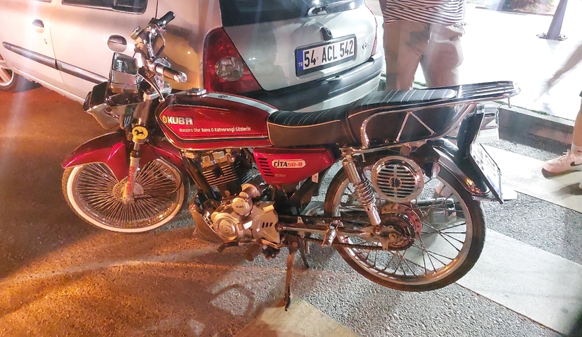Abart egzozlu motosikletli ehliyetsiz çıktı
