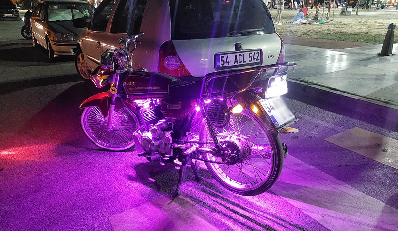 Abart egzozlu motosikletli ehliyetsiz çıktı