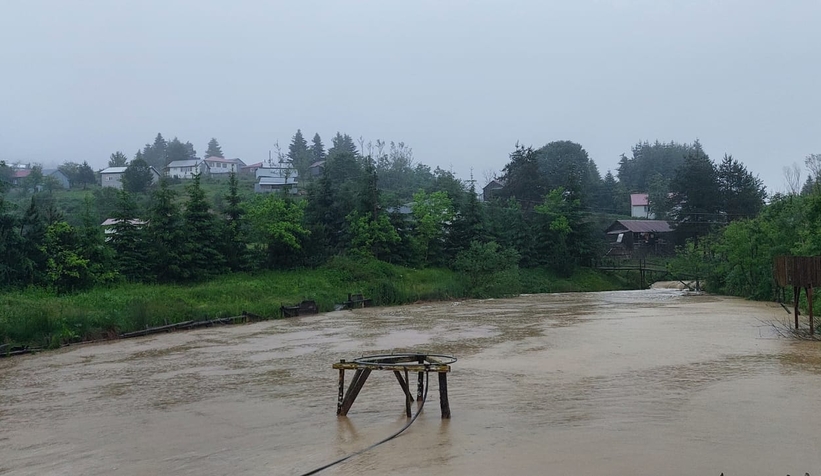 Acelle'de dereler taştı; Sel riski yüksek