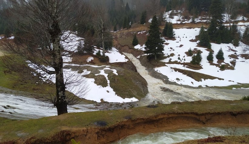 Acelle göleti taştı, hanyatak yolu heyelandan kapandı