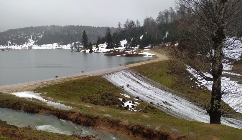 Acelle göleti taştı, hanyatak yolu heyelandan kapandı