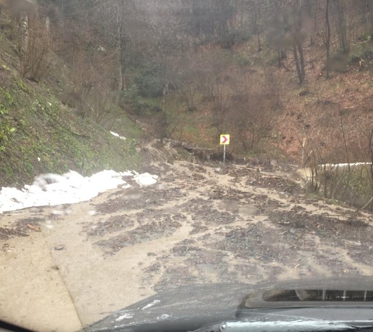 Acelle göleti taştı, hanyatak yolu heyelandan kapandı