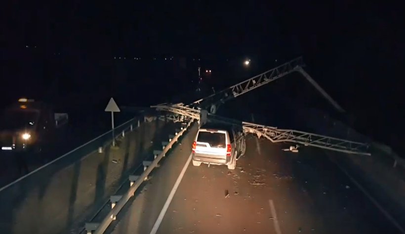 Açık unutulan damper MOBESE direğini yıktı