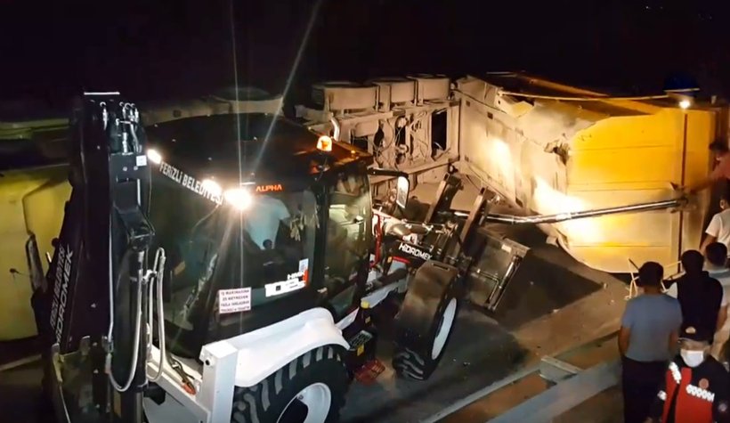 Açık unutulan damper MOBESE direğini yıktı