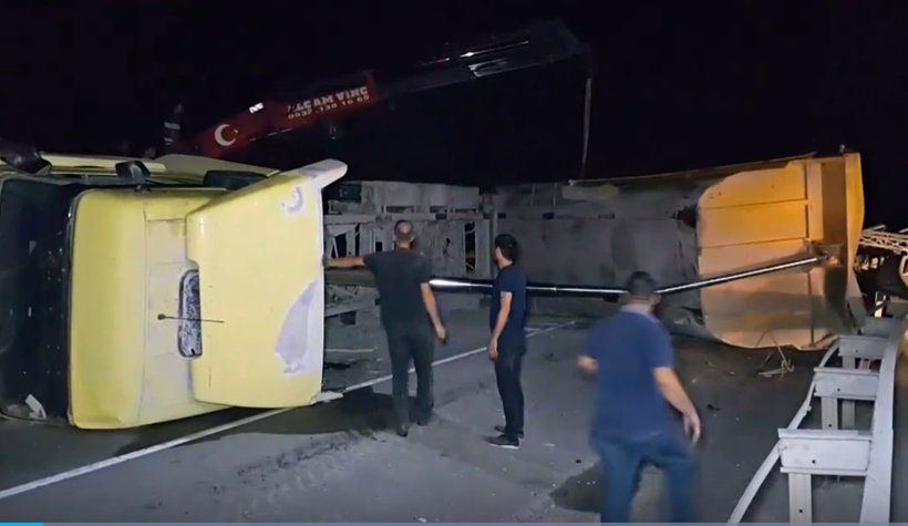 Açık unutulan damper MOBESE direğini yıktı