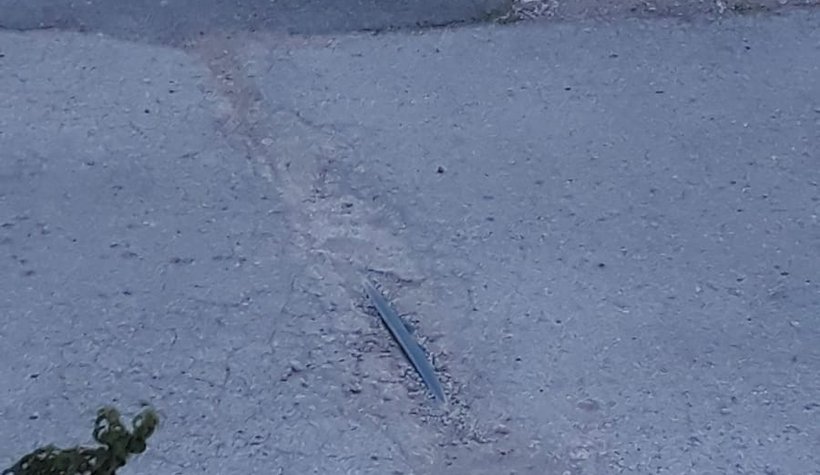 Açıkta kalan elektrik kablosu tehlike saçıyor