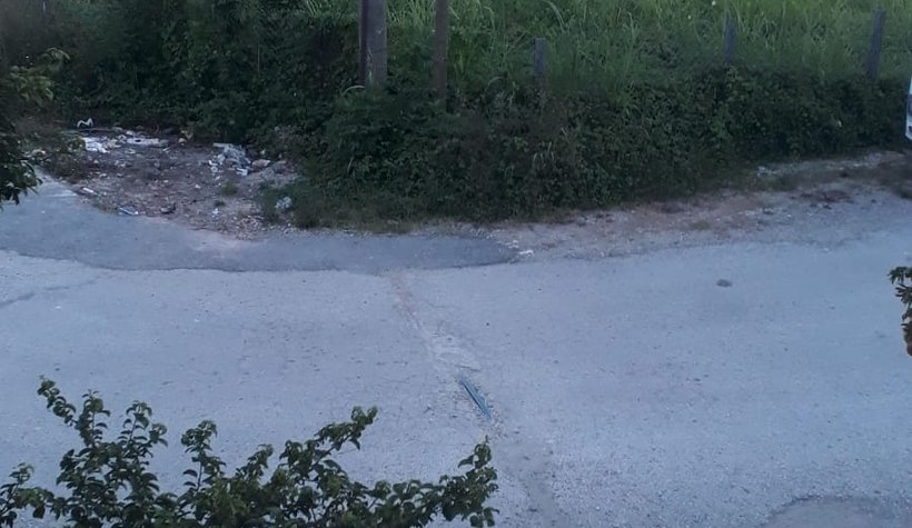 Açıkta kalan elektrik kablosu tehlike saçıyor