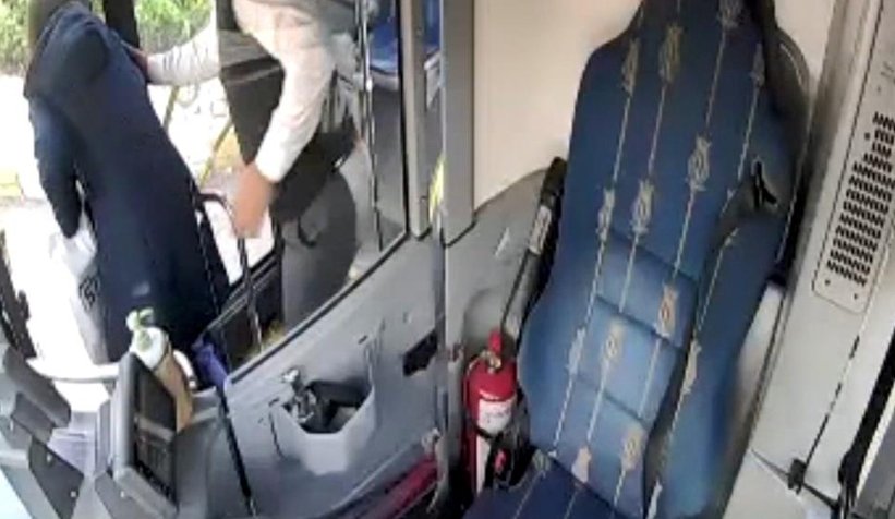 Acılar içinde kalan kadın yolcuyu hastaneye yetiştirdi