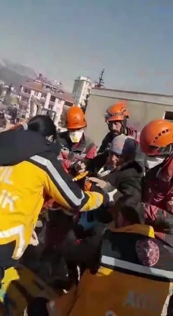 Adapazarı ekibi 203 saat sonra çifti enkazdan sağ kurtardı