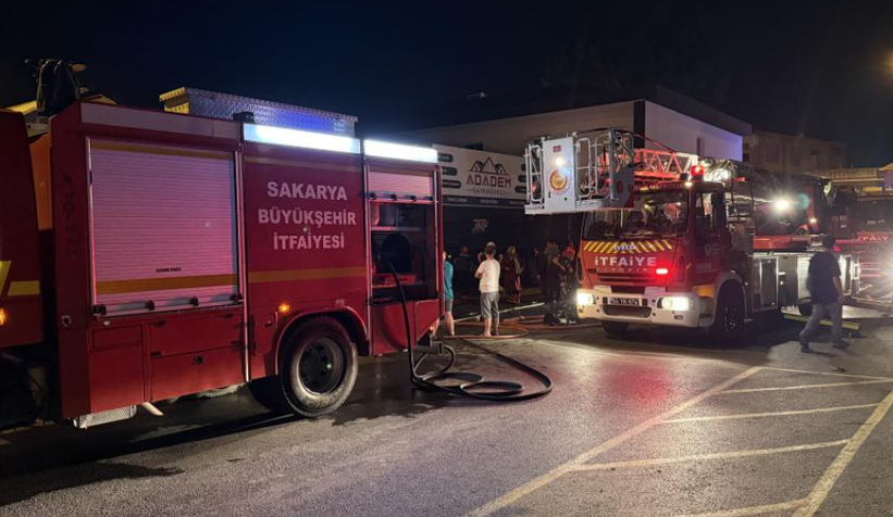 Adapazarı'nda 4 iş yeri yandı