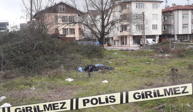 Adapazarı'nda boş arazide ceset bulundu