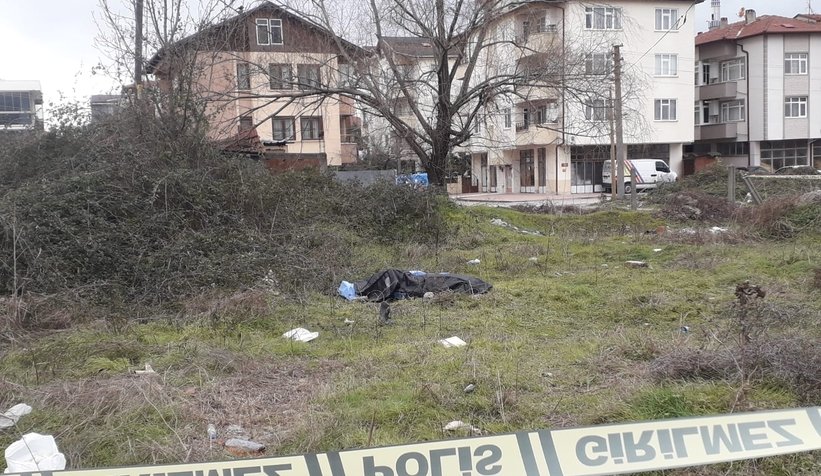 Adapazarı'nda boş arazide ceset bulundu