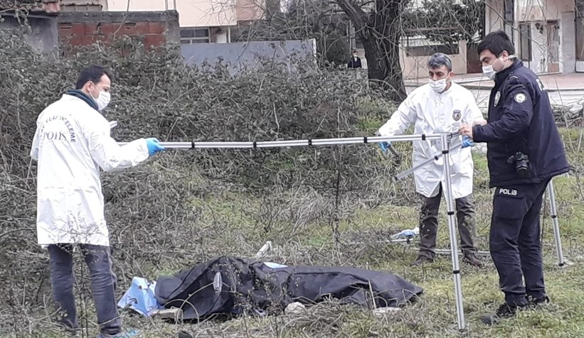 Adapazarı'nda boş arazide ceset bulundu