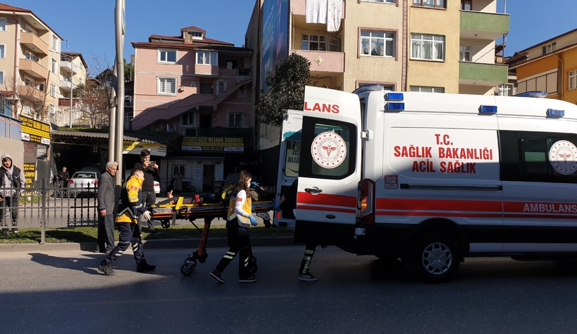 adapazari-nda-hafif-ticari-aracin-carptigi-kadin-yaralandivfv3mfhsrg