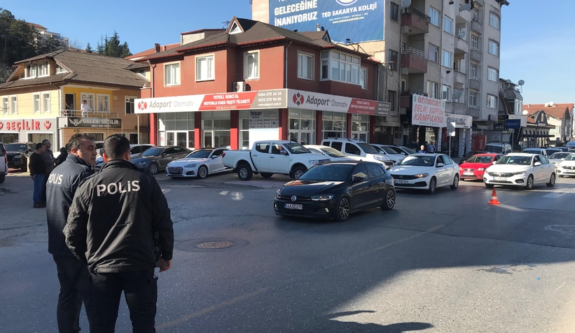 adapazari-nda-hafif-ticari-aracin-carptigi-kadin-yaralandivfv3mfhsrg