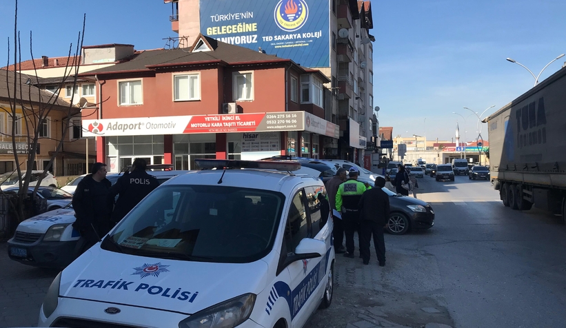 adapazari-nda-hafif-ticari-aracin-carptigi-kadin-yaralandivfv3mfhsrg