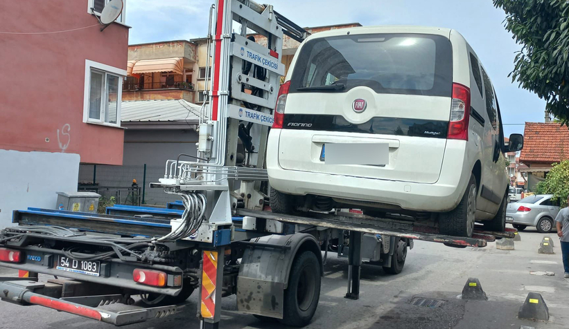 adapazari-sehir-merkezinde-160-araca-park-cezasi-kesildinzm2bxbuud