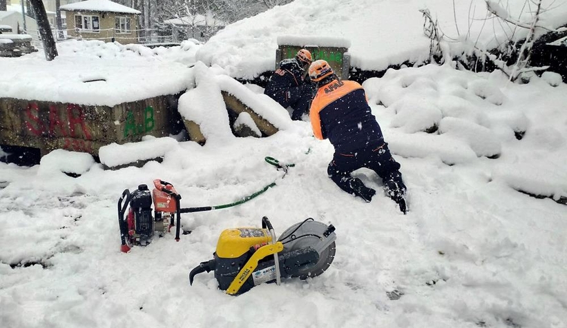 Kar altında tatbikat yaptılar