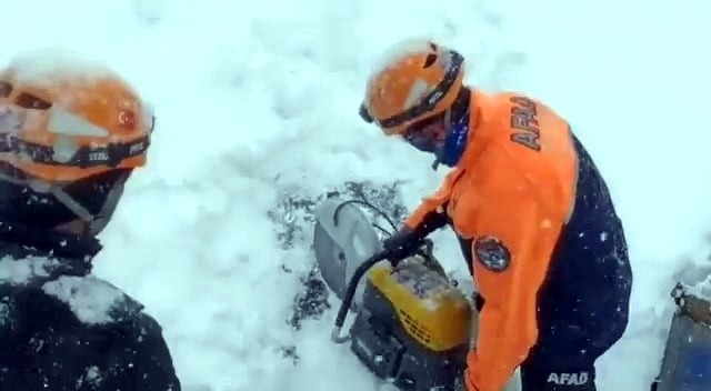 Kar altında tatbikat yaptılar