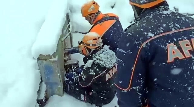 Kar altında tatbikat yaptılar