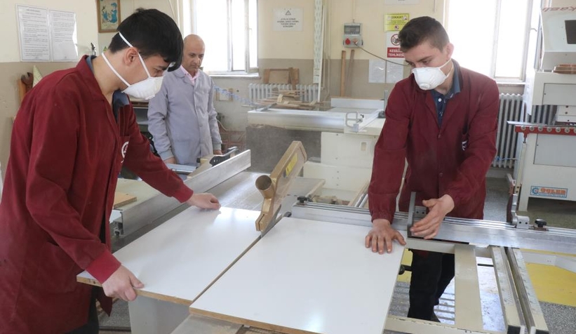 Afetzedelerin eksik mobilyalarını lise öğrencileri üretiyor