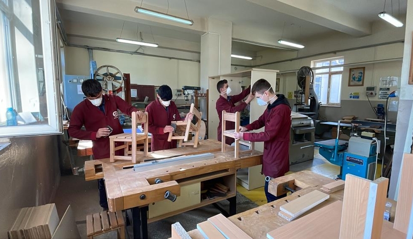 Afetzedelerin eksik mobilyalarını lise öğrencileri üretiyor