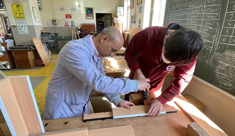 Afetzedelerin eksik mobilyalarını lise öğrencileri üretiyor
