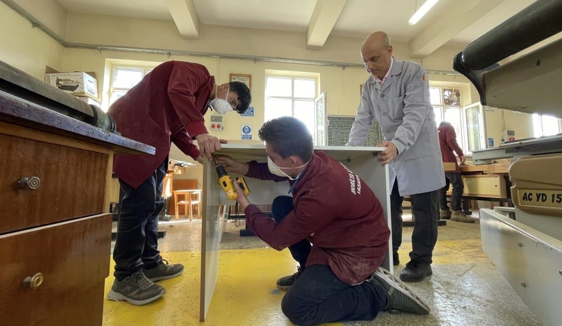 Afetzedelerin eksik mobilyalarını lise öğrencileri üretiyor