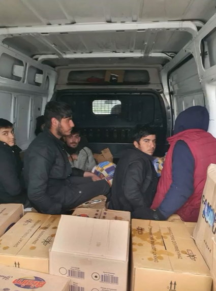 Afgan kaçaklar polis tarafından yakalandı