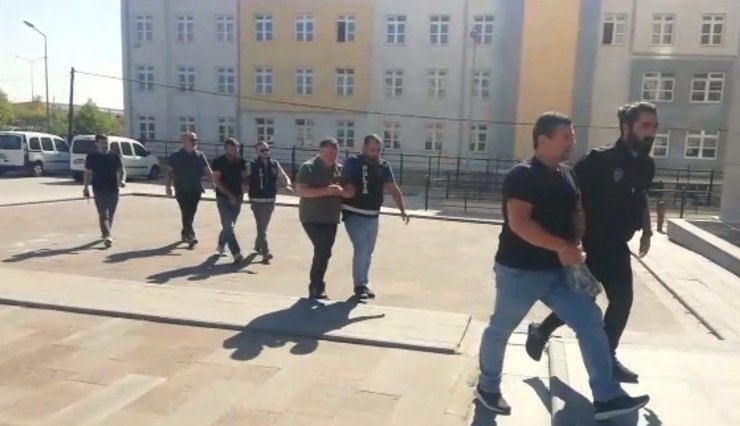 Ağabeyini adam tutup soydurmak istedi